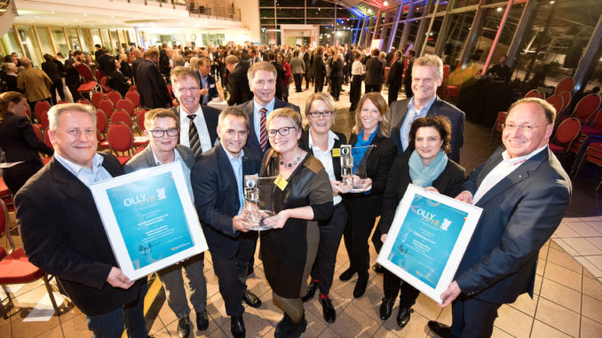 OLLY_2018_alle_Preistraeger_T.Ritzmann1 Preisträger des OLLY 2018 (v. l.): Detlev Boss (ise Individuelle Software und Elektronik GmbH), Nicole Otten (ise), Klaus Wegling (Wirtschaftsförderung Stadt Oldenburg), Christoph Sahm (ise), Jürgen Krogmann (Oberbürgermeister), Claudia Cyriacks-Schmitt (ise), Ivonne Haberer (CEWE Stiftung & Co. KGaA), Marion Gerdes (CEWE), Bernd Weber (Audi Zentrum Oldenburg), Dr. Carola Reimann (Nds. Sozialministerin), Andreas Kluge (CEWE). Foto: Thorsten Ritzmann