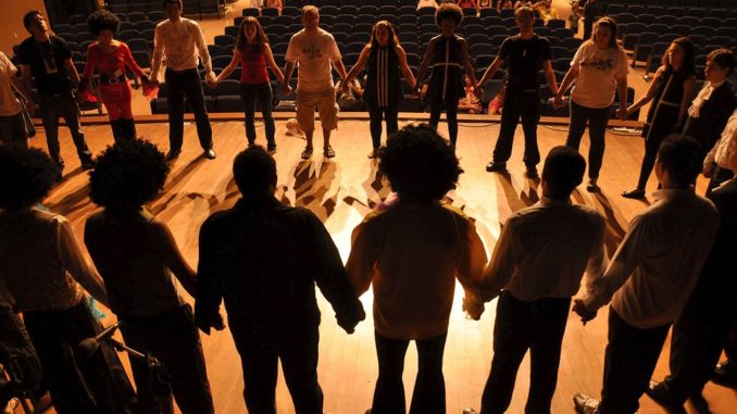 Theatrales Agieren öffnet Spielräume für Veränderungen Theatrales Agieren öffnet Spielräume für Veränderungen