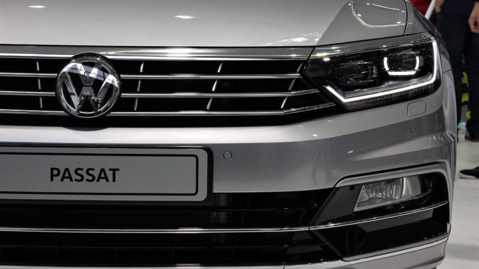 vw passat e auto Auf das Volkswagen-Werk in Emden werden in naher Zukunft einige signifikante Änderungen zukommen. Diese sieht der VW-Konzern als notwendig an, um auf eine stark nachlassende Nachfrage beim früheren Verkaufsschlager VW Passat zu reagieren.