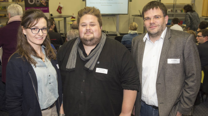 Brosda_vonderHaar_Borgers Vermittelte Unternehmens- und Schulvertretern Knowhow in Sachen Social Media: René von der Haar, Agentur medienweite (Mitte), hier mit Magdalena Brosda, Servicestelle Schule-Wirtschaft der MaßArbeit, und Simon Borgers, Schulleiter der Oberschule Hagen. Foto: MaßArbeit / Uwe Lewandowski