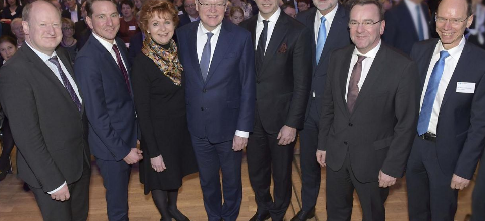 Finanzminister Reinhold Hilbers, IHK-Hauptgeschäftsführer Marco Graf, Justizministerin Barbara Havliza, Ministerpräsident Stephan Weil, IHK-Präsident Uwe Goebel, Osnabrücks Oberbürgermeister Wolfgang Griesert, Innenminister Boris Pistorius und Dr. Michael Lübbersmann, Landrat des Landkreises Osnabrück. © IHK Osnabrück - Emsland - Grafschaft Bentheim