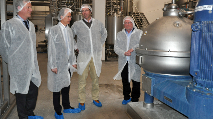 Leiber GmbH Beim Firmenrundgang durch das Sprühtrocknungswerk der Leiber GmbH in Engter erläuterten Geschäftsführer Michael von Laer (2. v. r.) und Verwaltungsratsvorsitzender Bernd Schmidt-Ankum (links) ihren Gästen Landrat Dr. Michael Lübbersmann (2. v. l.) und Siegfried Averhage, Leiter des Geschäftsbereichs Wirtschaft & Arbeit, die Produktionsprozesse. Foto: WIGOS / Kimberly Lübbersmann