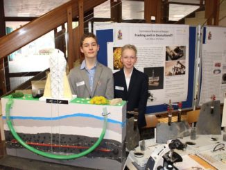 Bildunterschrift: Erhielten den IHK-Sonderpreis für ihre Arbeit zum Thema Fracking: Die Schüler Fynn Lukas Rölleke (links) und Erik Robel (rechts) vom Gymnasium Marianum in Meppen.