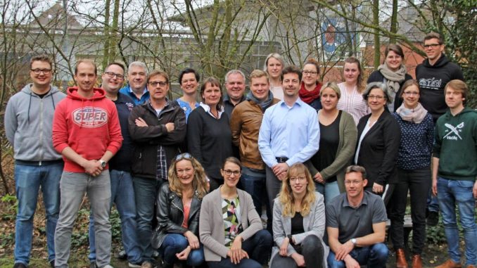 Die 20 Teilnehmerinnen und Teilnehmer des Weiterbildungsprogramms "Management und Leadership in der Sozialwirtschaft" sowie ihre Dozenten. Foto: Universität Oldenburg