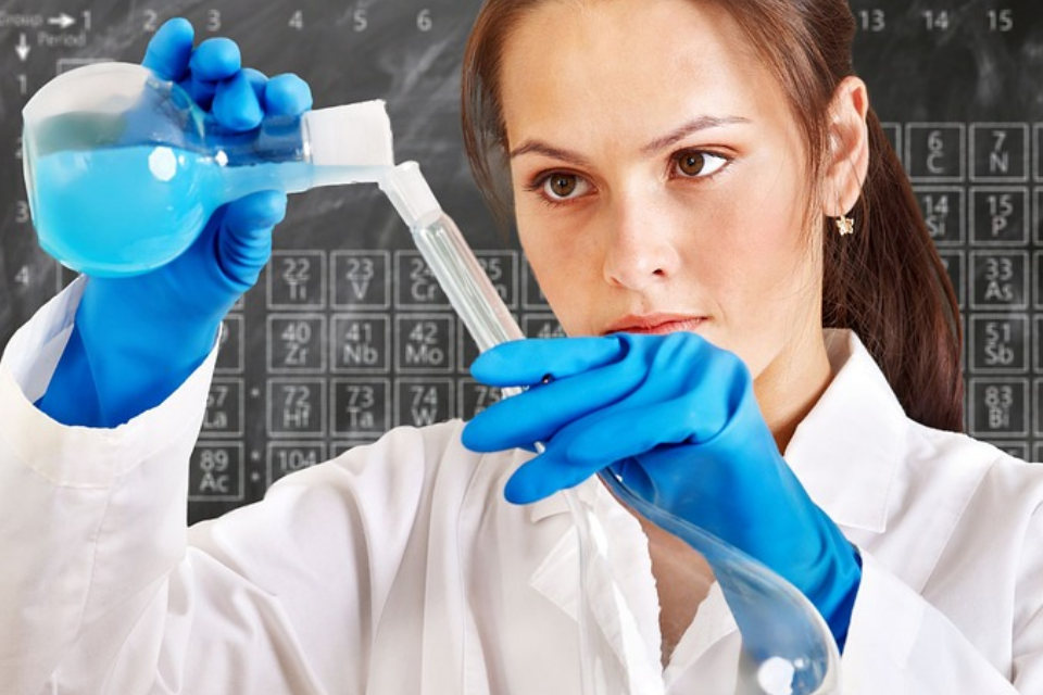 Ein chemietechnisches Studium ermöglicht einen gehobenen Einstieg in die verschiedenen Bereiche der chemischen Berufe. So können Sie leitende Positionen in einem Chemiebetrieb einnehmen, oder Sie entscheiden sich für eine berufliche Karriere in der Forschung.