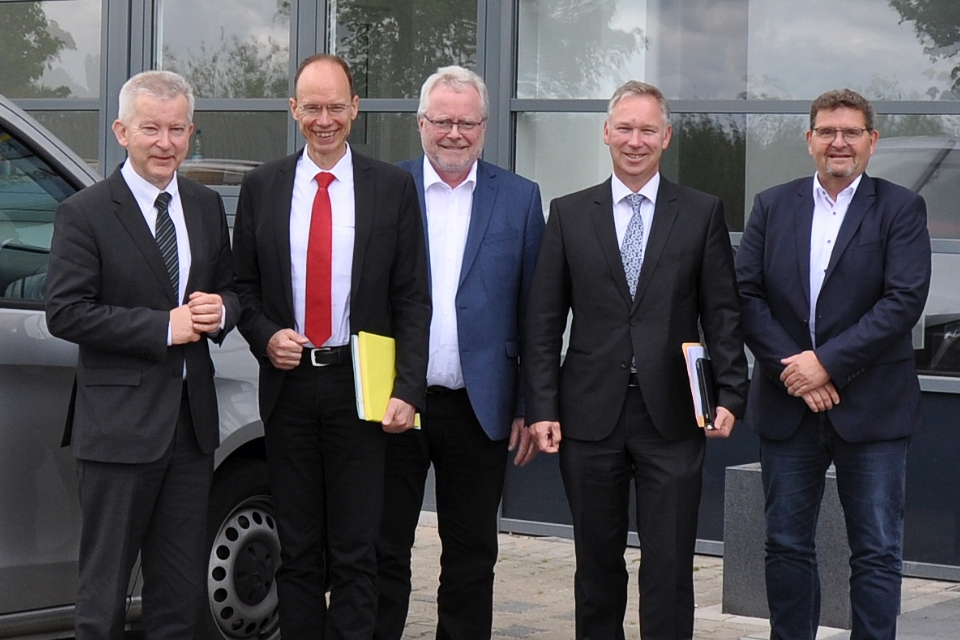 Der mögliche Containertransport über den Hafen Wittlager Land und die angestrebte Expansion des Unternehmens Nolte Küchen waren Themen des Gesprächs, dass Manfred Wippermann, Holding-Geschäftsführer der Nolte Group (links), und Marc Hogrebe, Geschäftsführer der Tochtergesellschaften Nolte Küchen und Express Küchen (rechts), jetzt mit (2. v. rechts und folgend) Landrat Dr. Michael Lübbersmann, WIGOS-Geschäftsführer Siegfried Averhage und dem Ersten Stadtrat von Melle, Andreas Dreier, führten.Foto: WIGOS / Kimberly Lübbersmann