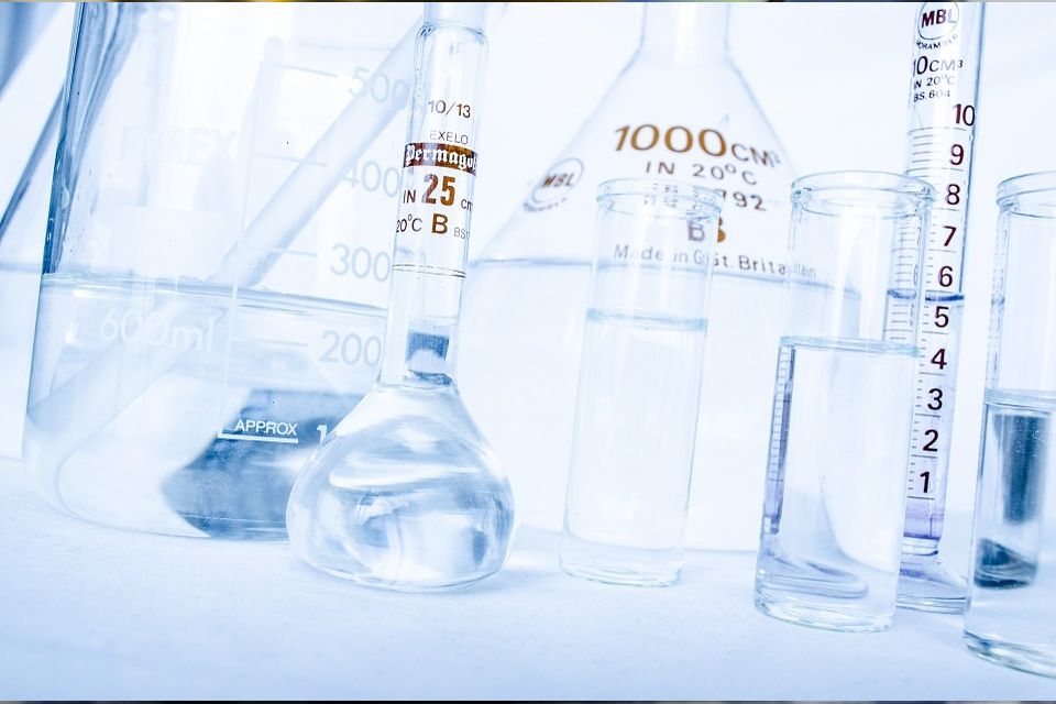 Voraussetzung zur Teilnahme an der Fortbildung Industriemeister Chemie (IHK) ist eine abgeschlossene, anerkannte Ausbildung in einem Beruf in der Chemiebranche. Alternativ müssen Sie eine Ausbildung in einem sonstigen anerkannten Ausbildungsberuf und mindestens zwölf Monate Berufserfahrung nachweisen.