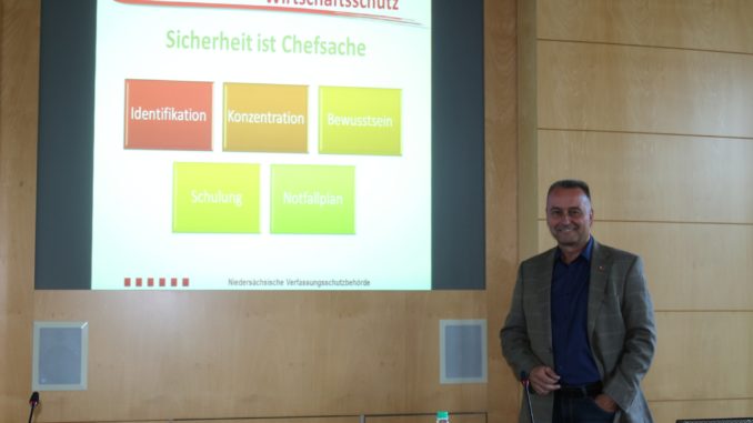Schloss seinen Vortrag mit der klaren Ansage: „Sicherheit ist Chefsache“: Harald Bunte aus der Abteilung Wirtschaftsschutz des Verfassungsschutzes Niedersachsen bei einer Netzwerkveranstaltung in der IHK in Osnabrück.