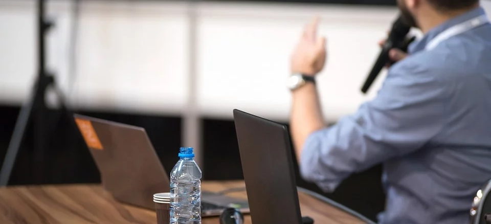Berufsbegleitend Management und Recht studieren