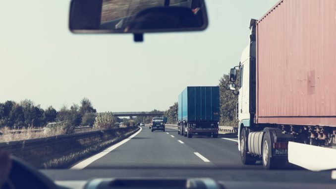 Niedersachsen lockert Sonntagsfahrverbot für Lastwagen