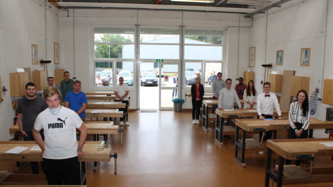 Gesellenstück auf Meisterniveau - Handwerkskammer verabschiedet zehn Tischler und drei Fachpraktiker für Holzverarbeitung