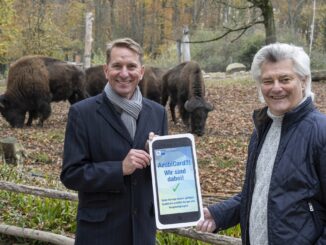 IHK-Hauptgeschäftsführer Marco Graf freute sich mit Zoo-Geschäftsführer Andreas Busemann über das neue Angebot für Auszubildende.