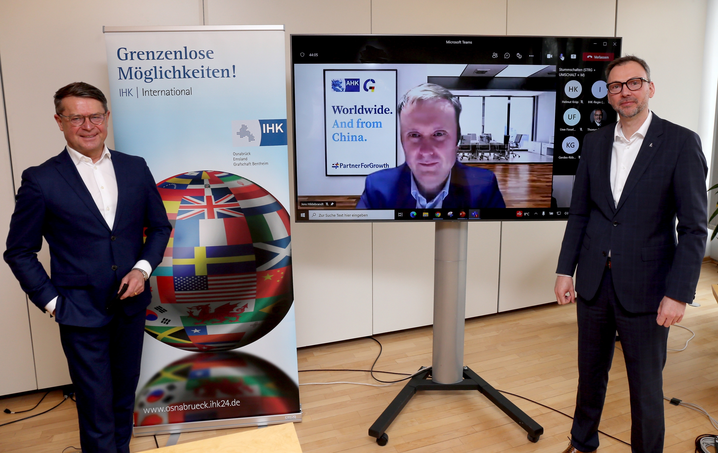 Durch die gerade zu Ende gegangenen Olympischen Winterspiele stand China in den vergangenen Tagen im Zentrum der Berichterstattung. Für die Wirtschaft liegt der Fokus allerdings schon länger auf China. Denn das Land ist mittlerweile der größte Auslandsmarkt für deutsche Unternehmen. „Allerdings werden die Bedingungen der Zusammenarbeit zunehmend schwieriger. China fokussiert sich auf die eigene Wirtschaft und fördert gezielt die eigenen Unternehmen – dies auch zulasten der ausländischen Konkurrenz. Hinzu kommen Corona-bedingte Störungen der Lieferketten, etwa durch Schließungen von Häfen oder lokale Lockdowns“, erklärte Hendrik Kampmann, Vizepräsident der IHK Osnabrück - Emsland - Grafschaft Bentheim, jetzt beim IHK-Mittagsgespräch. Insofern seien die Perspektiven für die rund 250 in China aktiven regionalen Unternehmen nicht mehr so günstig wie noch vor einigen Jahren. Jens Hildebrandt, Delegierter der Deutschen Wirtschaft in Peking, der per Videoübertragung zugeschaltet war, bestätigt die ambivalente Situation. Einerseits habe China wegen der Null-Covid-Strategie sehr schnell aus der Pandemie gefunden und biete deutschen Unternehmen mit einem robusten Wirtschaftswachstum von rund acht Prozent im Jahr 2021 gute Geschäftschancen. Andererseits hätten sich die Rahmenbedingungen verschlechtert. „Wir erleben in vielen Bereichen eine Politisierung der Wirtschaftsbeziehungen, die Unternehmen das Geschäft erschweren“, so der Experte der Auslandshandelskammer (AHK). Diese Entwicklung habe mit dem Wirtschaftskrieg zwischen den USA und China begonnen und dazu geführt, dass China seine Unabhängigkeit erhöhen will. So setze die chinesische Regierung deutlich stärker auf die Binnenwirtschaft und die heimischen Unternehmen und bevorzuge diese teilweise auch gegenüber der ausländischen Konkurrenz. Umgekehrt erhöhten politische Vorgaben in der EU, etwa das neue Lieferkettensorgfaltspflichtengesetz, die Risiken und Kosten der deutschen Unternehmen. So sei erheblicher Bürokratieaufwand zu erwarten, wenn Unternehmen künftig die Einhaltung der Menschenrechte in der gesamten Lieferkette dokumentieren und im Zweifel für die Einhaltung haften müssten. Trotz der erschwerten Bedingungen vertrauten die deutschen Unternehmen nach einer aktuellen AHK-Umfrage auf weiterhin gute Geschäftsmöglichkeiten, so Hildebrandt: „So gut wie kein Unternehmen will sein China-Engagement beenden, rund drei Viertel wollen noch weiter in den chinesischen Markt investieren.“ Einer der Betriebe, die aktuell in China investieren, ist die emco Group in Lingen, die bereits seit 1996 in bisher drei Produktionsstätten mit rund 350 Mitarbeitern in der Stadt Chuzhou in der Provinz Anhui Sanitäranlagen, Büroartikel und Eingangsmatten produziert. Vor vier Jahren forderte die Stadtverwaltung das Unternehmen auf, die Standorte zu verlegen, da Chuzhou mehr Wohnfläche benötigte. „Wir haben damals überlegt, ob wir weiter in China aktiv sein wollen, uns dann aber bewusst dafür entschieden“, berichtete der Geschäftsführende Gesellschafter Christian Gnaß den rund 30 Teilnehmern des IHK-Mittagsgesprächs. Hauptargumente seien die gute Infrastruktur und vergleichsweise hohe Rechtssicherheit in China, aber auch der Bestand an guten, angelernten Fachkräften vor Ort gewesen. Die Planungen für die Errichtung eines neuen Werks seien 2019 angelaufen, geplant habe man mit 15 Monaten. „Mit Corona hat damals keiner gerechnet und so kam alles anders als vorgesehen“, so Gnaß. Nach Ausbruch der Pandemie sei es faktisch nicht mehr möglich gewesen, nach China zu reisen. Der Aufbau des Werks und der Umzug hätten daher komplett digital gesteuert werden müssen. Das sei letztlich nur möglich gewesen, da man auf eine erfahrene Mannschaft vor Ort und eine eingespielte Zusammenarbeit vertrauen konnte. Mit dem Ergebnis ist der Lingener daher zufrieden: „Wir stehen jetzt kurz vor der Komplettabnahme und die ersten Maschinen laufen bereits.“ Für das künftige China-Geschäft der emco Group sei er daher optimistisch.