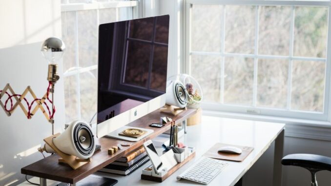 Home-Office - die richtigen Lautsprecher und das passende Mikrofon für den guten Klang bei Online Meetings