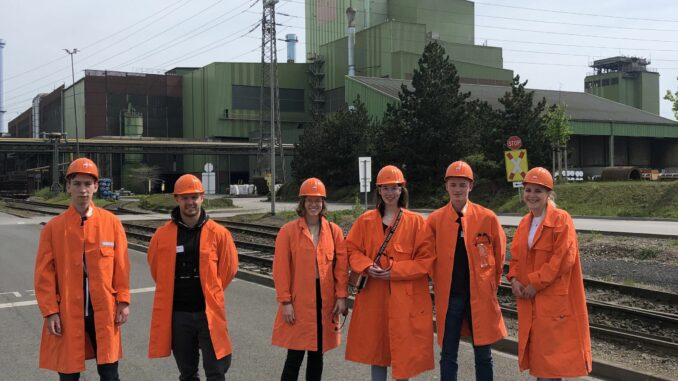 Karriereplanung unter dem Lichtbogen: IHK-TOP-Azubis zu Gast im Stahlwerk