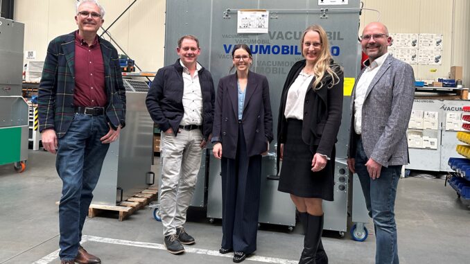 Landrätin Anna Kebschull besuchte mit der WIGOS Höcker Polytechnik Landrätin Anna Kebschull besuchte mit der WIGOS Höcker Polytechnik