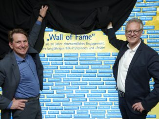 (v.l.) Enthüllten die neue „Wall of Fame“: Marco Graf (IHK Osnabrück - Emsland - Grafschaft Bentheim) und Jochen Pabst (Berufsbildende Schulen der Stadt Osnabrück am Schölerberg). Bildquelle: Uwe Lewandowski.