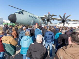 Kundgebung von IG Metall Bremen und der Arbeitgeberseite von Airbus Defence and Space auf dem Betriebsgelände am Bremer Standort „Bremen braucht Perspektiven“